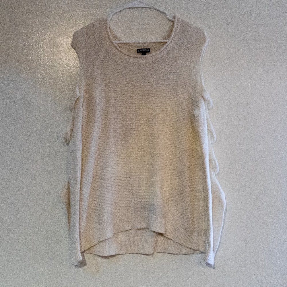 💛 $5 bundle with any other item! Cream Sweater!